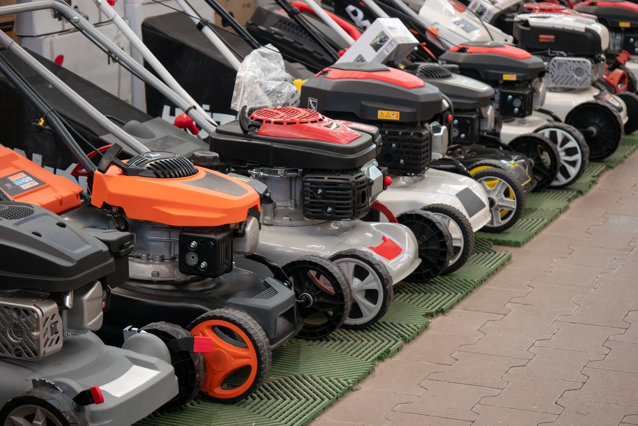 Une gamme de tondeuses à gazon à essence au magasin d'équipement de jardin