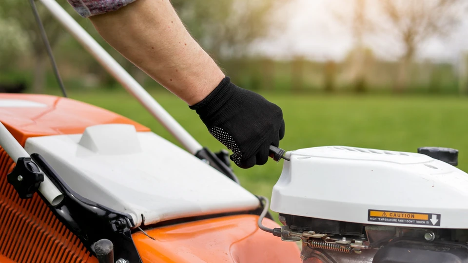Atelier automobile avec mécanicien barbu utilisant un ordinateur portable pour diagnostic véhiculaire