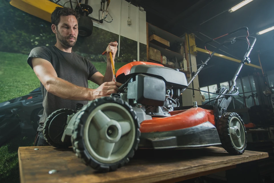 Un mécanicien répare un tracteur utilisé en agriculture